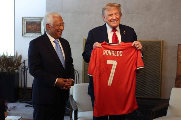 From the Field to Diplomacy: Ronaldo Sends Peace Message Jersey to President Trump 🕊️⚽🇺🇸
