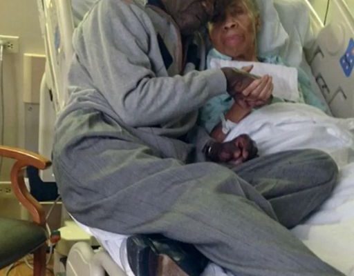 THIS PHOTO SHOWED US THE KIND OF LOVE THAT DOESN’T QUIT—EVEN IN A HOSPITAL BED AT MIDNIGHT