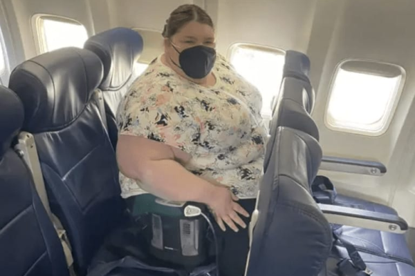 Photo of passenger on flight goes viral, has everyone saying the same thing